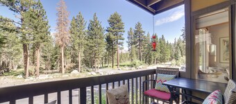 5 Mi to Mammoth Mtn Ski Area: Condo w/ Views!