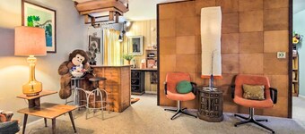 Artsy Getaway ~ 8 Miles to Downtown Kansas City!