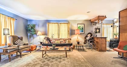 Artsy Getaway ~ 8 Miles to Downtown Kansas City!