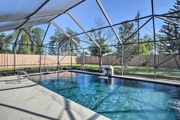 Une piscine avec une structure en métal et un auvent au-dessus.