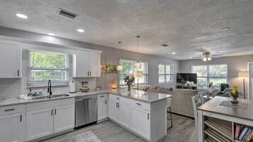 House (3 Bedrooms) | Interior