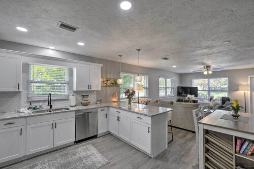 Bright Venice Getaway < 1 Mi to Historic Dtwn
