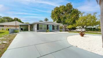 House (3 Bedrooms) | Exterior