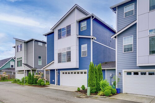 Balcony & Mtn Views! Newly Built Getaway in Monroe