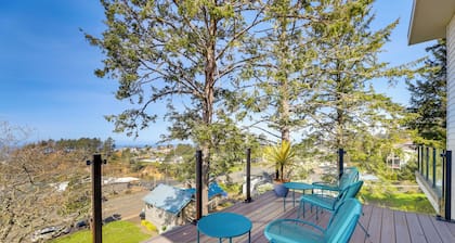 Scenic Depoe Bay Townhome w/ Deck < 1 Mi to Parks!