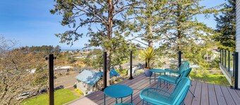 Scenic Depoe Bay Townhome w/ Deck < 1 Mi to Parks!