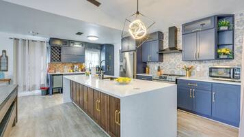 Rumah (3 Bedrooms) | Dapur pribadi | Microwave, oven, kompor, dan mesin pencuci piring