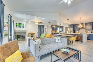 TV - Contemporary Lutz Home: Private Pool, Pet Friendly (Lutz)
