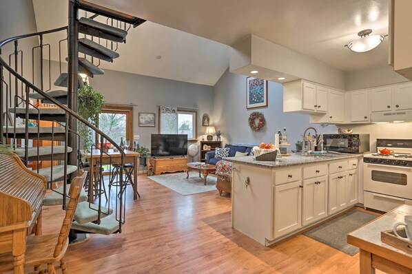 Interior - Pet-friendly Townhome w/ Community Hot Tub! (Vernon)