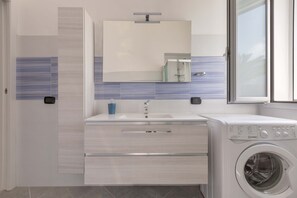 Bathroom - 3332 Villetta Adriatico Blu by Barbarhouse (Lecce)