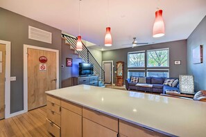Apartment (2 Bedrooms) | Interior - Central Fayetteville Townhome < 1 Mi to Uark! (Fayetteville)