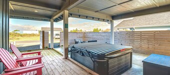 Ocean Shores Getaway w/ Fireplace & Hot Tub!