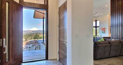 'pahto's Retreat' Luxe White Salmon Home: Hot Tub