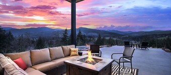 'pahto's Retreat' Luxe White Salmon Home: Hot Tub