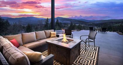 'pahto's Retreat' Luxe White Salmon Home: Hot Tub