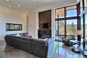 House (5 Bedrooms) | Interior