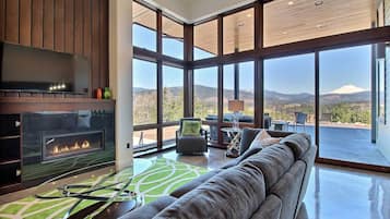 House (5 Bedrooms) | Interior