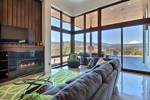 House (5 Bedrooms) | Interior