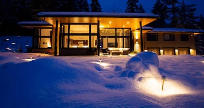 'pahto's Retreat' Luxe White Salmon Home: Hot Tub