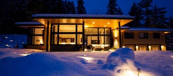 'pahto's Retreat' Luxe White Salmon Home: Hot Tub