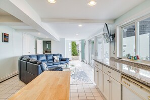 House (5 Bedrooms) | Interior