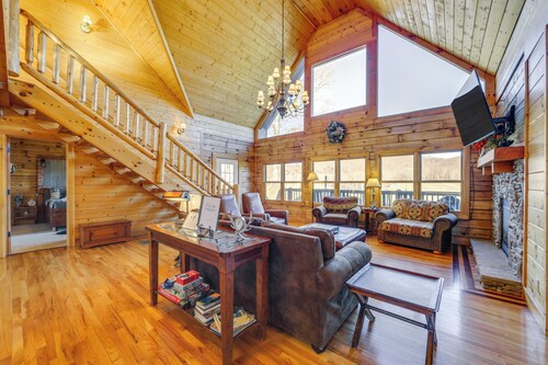 Luxury Mountain Cabin With Hot Tub & Pool Table!