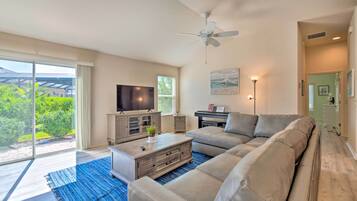 Rumah (2 Bedrooms) | Area keluarga | TV