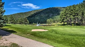 A golf course with a pond, trees, and a mountain in the background. - Angel Fire Mountainside Condo < 1/2 Mi to Slopes (Angel Fire)