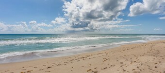 South Hutchinson Island Cottage w/ Beach Access!