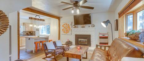 独立别墅 (3 Bedrooms) | 起居区 | 电视、壁炉、书