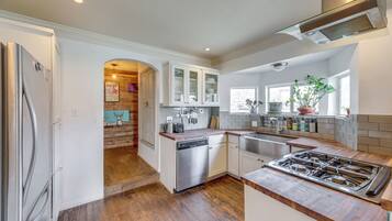 Casa (4 Bedrooms) | Cocina privada | Microondas, horno, parrilla de estufa y lavavajillas