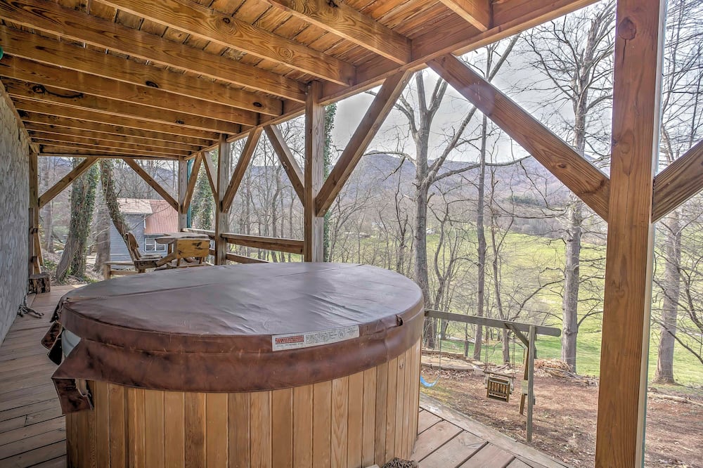 Serene Cabin in the Smokies w/ 2 Decks & Hot Tub! - Purchase Knob, NC