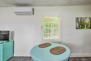 Interior - Quaint Leeds Studio w/ Yard ~ 18 Mi to Birmingham! (Leeds)