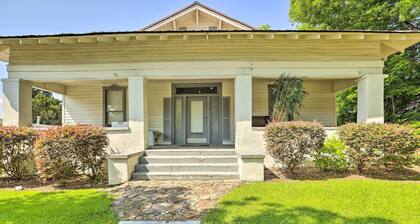 Quaint Leeds Studio w/ Yard ~ 18 Mi to Birmingham!