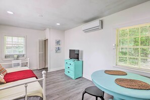 Interior - Quaint Leeds Studio w/ Yard ~ 18 Mi to Birmingham! (Leeds)