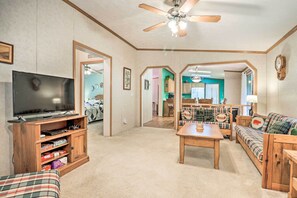 3 bedrooms, iron/ironing board, free cribs/infant beds, bed sheets - Franklin Home w/ Deck, & Fire Pit: 8 Mi to Dtwn! (Franklin)