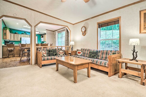 TV, fireplace, video-game console - Franklin Home w/ Deck, & Fire Pit: 8 Mi to Dtwn! (Franklin)