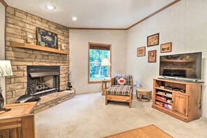 TV, fireplace, video-game console - Franklin Home w/ Deck, & Fire Pit: 8 Mi to Dtwn! (Franklin)