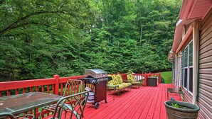 A red deck with a grill, outdoor furniture, and a large planter. - Franklin Home w/ Deck, & Fire Pit: 8 Mi to Dtwn! (Franklin)