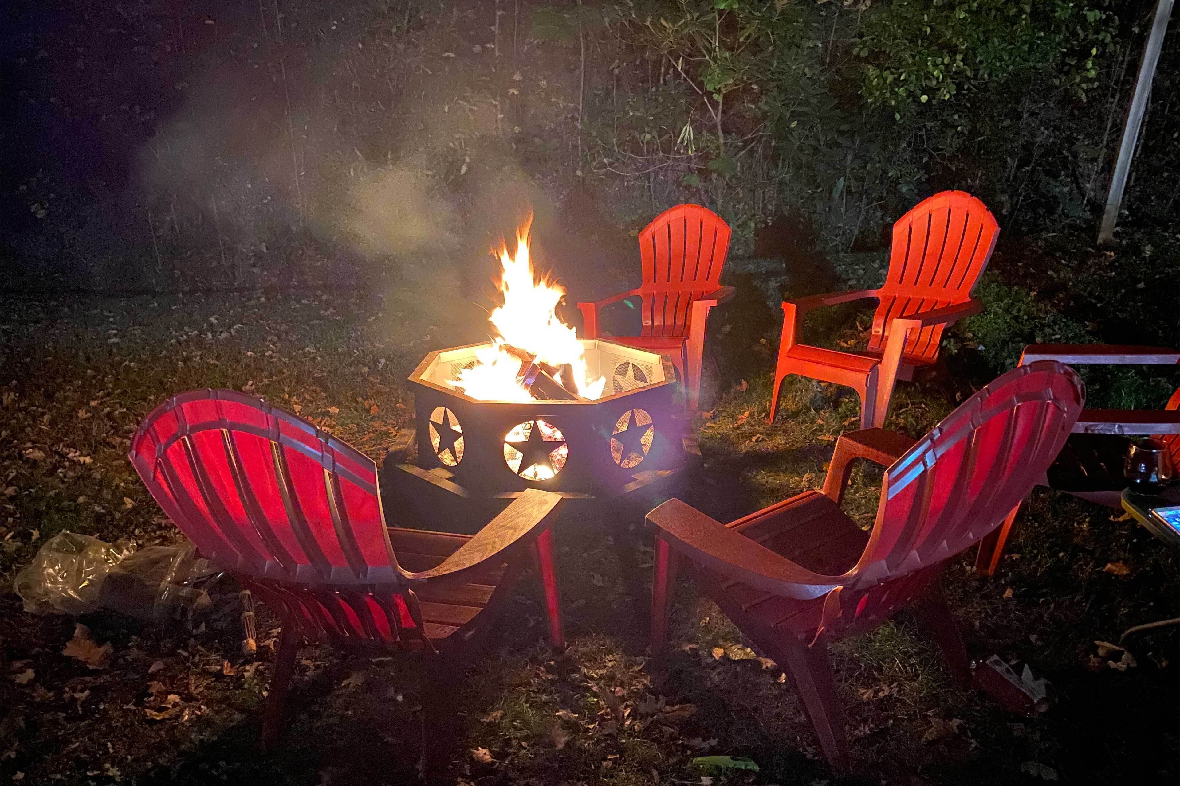 Een kampvuur met stoelen eromheen.