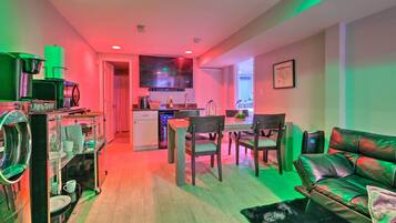 Apartemen (2 Bedrooms) | Dapur pribadi | Microwave, kursi makan untuk bayi, dan peralatan masak/sendok-piring