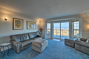 Apartment (1 Bedroom) | Interior - Eagles View Condo in Ocean Shores w/ 3 Balconies (Ocean Shores)