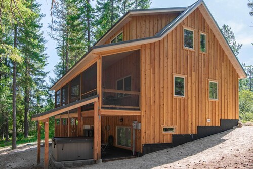 Modern Beaver Valley Cabin w/ Hot Tub & Games!