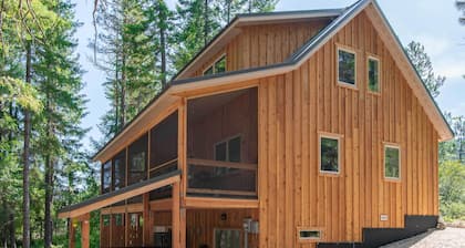 Modern Beaver Valley Cabin w/ Hot Tub & Games!