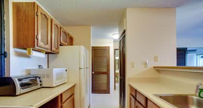Ocean-view Condo w/ Pool in Maunaloa!