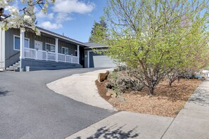 House (2 Bedrooms) | Interior - Bright Bend Home w/ Patio < 3 Mi to Downtown! (Bend)