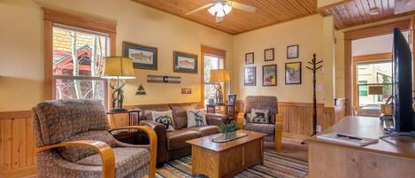 Casa (3 Bedrooms) | Sala d'estar | Televisor, llar de foc i llibres