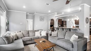 House (3 Bedrooms) | Interior