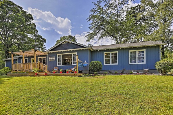 House (3 Bedrooms) | Exterior