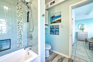 House (2 Bedrooms) | Interior - Coastal PCB Cottage W/pool & Bbq: 1block to Beach! (Panama City Beach)